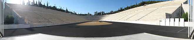 Large photo panoramique du stade panathénaïque prise depuis la piste.