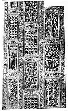 Photographie de plusieurs panneaux du minbar. Ces panneaux rectangulaires en bois de teck se distinguent par la diversité des motifs sculptés.