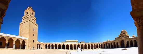 Vue panoramique de la cour, entourée de portiques à arcades. De gauche à droite : le portique nord interrompu par le minaret, le portique oriental ouvert sur la cour par dix-huit arcades en plein cintre outrepassé, et le portique méridional.