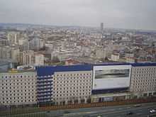 Photo du périph vue d'un point haut avec un grand panneau d'affichage