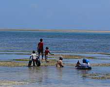 Trois enfants et deux femmes se baignent dans l'océan Indien près de la plage Nyali (Mombassa)