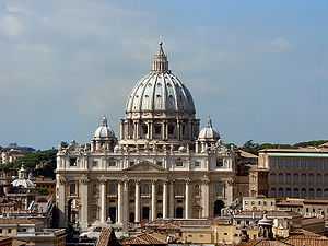 Vue distante de la basilique et de sa coupole