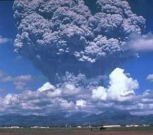 Panache volcanique s'élevant au-dessus du Pinatubo lors de son éruption de 1991.