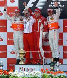 Podium du Grand Prix de Grande-Bretagne 2007, Räikkönen, vainqueur, Alonso, deuxième, Hamilton troisième et Gilles Simon trophée constructeur.