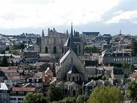 Vieux centre de Poitiers, vu des Dunes : église Sainte-Radegonde, cathédrale Saint-Pierre, palais de Justice (au dernier plan).