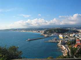 Le port de Nice et, plus loin,la promenade des Anglais.