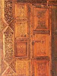 Photographie d’une partie de la porte de l’antichambre de la maqsura, datant du deuxième quart du onzième siècle.