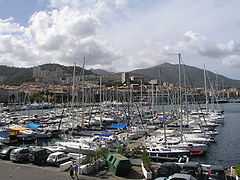 Un port de plaisance à l'avant-plan, Ajaccio derrière