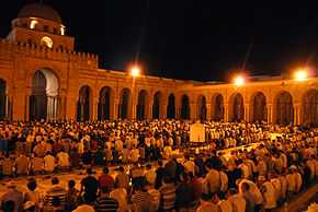 Photographie montrant la cour remplie de fidèles accomplissant la prière de Tarawih, lors d’une nuit du mois de ramadan de l’année 2012.