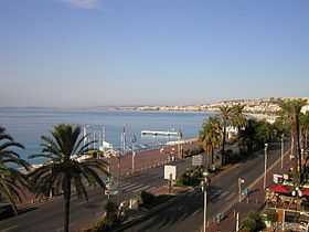 Vue orientée est depuis un toit d'immeuble avec une double voie bord de mer au premier plan et la baie en fond.