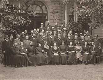 Photographie des membres du congrès international de psychanalyse de 1911 à Weimar réunissant les principaux créateurs de la psychologie analytique. La photographie montre une trentaine de personnes posant devant l'objectif et réparti en plusieurs rangs.