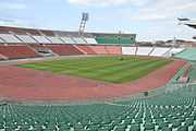 Photographie d'un stade de football entouré d'une piste d'athlétisme.