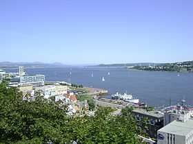 Le fleuve Saint-Laurententre Québec (à gauche) et Lévis (à droite).