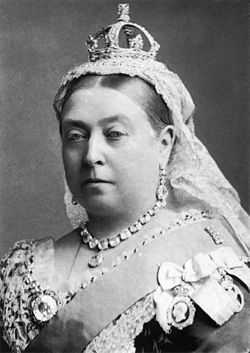 La reine Victoria photographiée par Alexander Bassano en 1882. Elle porte sa petite couronne de diamants.