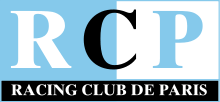 Logo RCP, la partie gauche en bleu, la droite en blanc. Racing Club de Paris figure en dessous dans un fond noir.