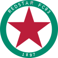 Cercle vert avec écrit « Red Star FC 93 » en haut et « 1897 » en bas. Dans ce cercle, il y a une grande étoile rouge.