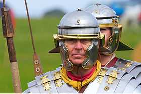 Reconstitution moderne de l'équipement de légionnaires romains. Roman Army Tactics, Scarborough Castle, Royaume-Uni, août 2007. On peut voir le javelot romain (pilum) et les plaques de protection de l'époque impériale (lorica segmentata).