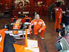 Rory Byrnes dans le stand Ferrari.