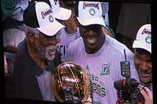 Bill Russell, portant le trophée des finales NBA 2008, aux côtés de Kevin Garnett.