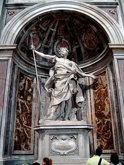 Statue en marbre représentant un soldat romain (Saint Longin) tenant à la main droite une lance