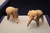 Figurines d’argile : deux éléphants. H. 6,8 cm.