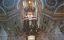 Vue de l'intérieur de la basilique avec deux des piliers de soutien de la coupole