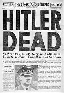 Photo noir et blanc de la une du journal de l’armée américaine : Stars and Stripes. Le gros titre de une annonce la mort d'Adolf Hitler : « Hitler Dead ».