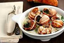 Des escargots cuits dans leur coquille remplie de persillade