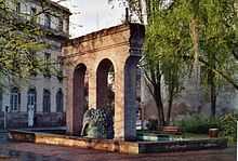 fontaine avec des arches rappelant un aqueduc