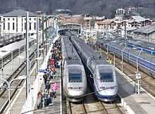 TGV et touristes en gare de Bourg-Saint-Maurice en hiver