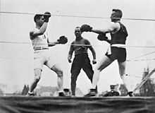 Le 8 avril 1918, Georges Carpentier (à gauche), venu en démonstration et opposé au sergent R. Williams (à droite), lors d'un tournoi de boxe organisé à Saint-Aignan (Loir-et-Cher) (où est alors stationnée une partie du corps expéditionnaire américain en Europe).