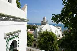 Vue sur un bâtiment blanc avec minaret.