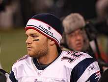 Portrait de Tom Brady, qui port un bonnet.