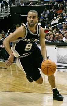 Tony Parker, en mouvement et en train de dribbler.