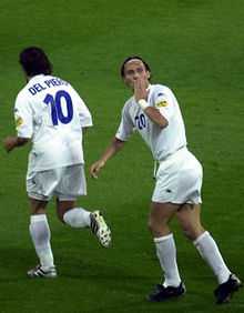 Photographie de 2 joueurs sur un terrain de football