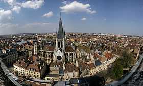 Panorama du nord de Dijon vu depuis la Tour Philippe le Bon, avec en premier plan l'église Notre-Dame de Dijon.