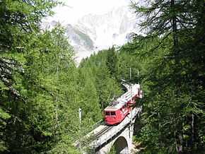 Photographie du train du Montenvers sur la voie montant à la mer de Glace