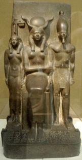 TriadStatueDepictingHareNomeGoddessHathorAndMekaura MuseumOfFineArtsBoston.png