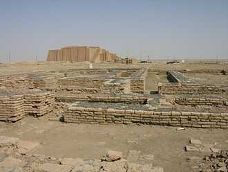 Ruines d'Ur, avec la ziggourat en arrière-plan.