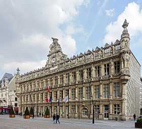 L'hôtel de ville et la place d'Armes.