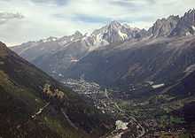 Photographie de la vallée de Chamonix. Au 1er plan Les Houches, au centre la ville de Chamonix et au fond l'aiguille Verte