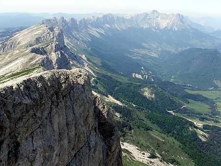 Des crêtes montagneuses vues en enfilade et surplombant des falaises