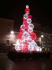 Un arbre lumineux de Noël devant le centre commercial des Quatre Chemins