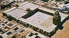 Photographie aérienne de la Grande Mosquée de Kairouan en 1964, prise lors des travaux de restauration de 1964-1965. Ceux-ci sont menés par la direction des monuments historiques de l’Institut national d’archéologie et d’art.