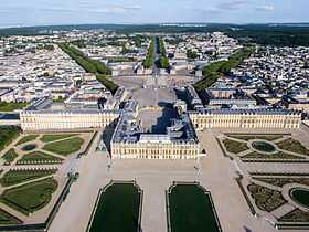 Versailles vu du ciel, avec au centre, son château, ses trois grandes avenues, séparant les deux quartiers historiques de la ville, Notre-Dame et Saint-Louis.