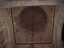 Vue intérieure la coupole du mihrab. Celle-ci, datant de l’époque aghlabide (bâtie en 836), conserve sa structure et sa décoration d’origine.