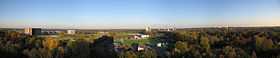 Panorama du campus de l'université de Wageninge avec les bâtiments Forum, Gaia, Lumen et Atlas sur la gauche, le centre sportif au premier plan et la partie nord-est de la ville de Wageningue sur la droite.