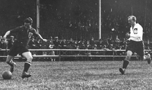 Photographie en noir et blanc d'une scène d'un match de football