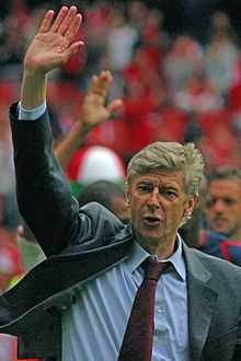 Photographie couleur d'Arsène Wenger prise à la fin d'un match de football en 2007