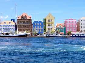 Handelskade, au bord de la Saint Ann's Bay, dans le centre-ville de Willemstad.